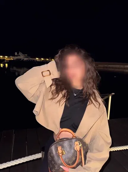 Zoe, 29